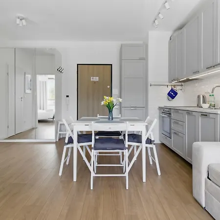 Lumina Stylish Near The Railway Station 아파트 *