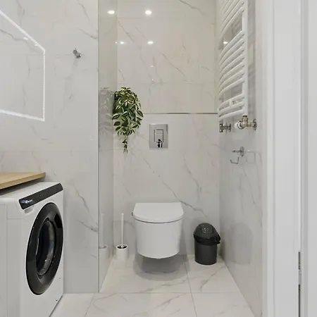 Lumina Stylish Near The Railway Station 아파트